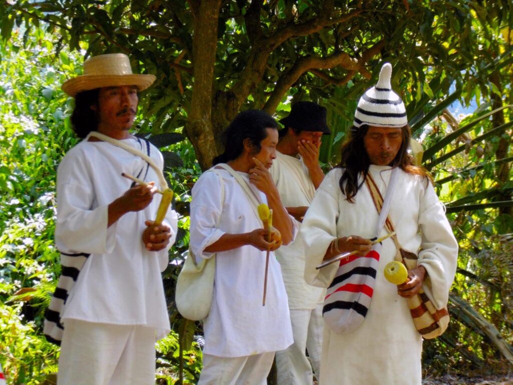 Indígenas Kogi con sus instrumentos rituales Poporo que usan para consumir coca