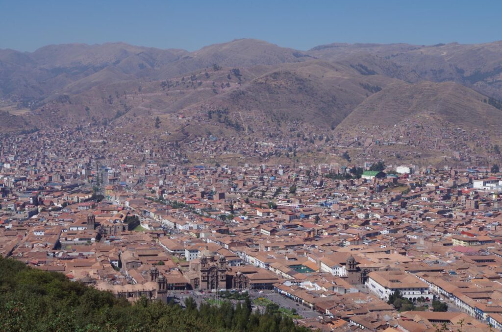Ciudad de Cusco vista desde las alturas, con arquitectura colonial y herencia inca