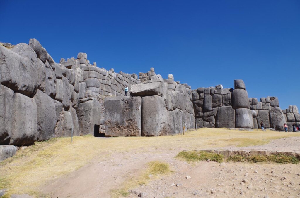 Sacsayhuamán, gigantescos bloques de piedra. En un día sin nubes