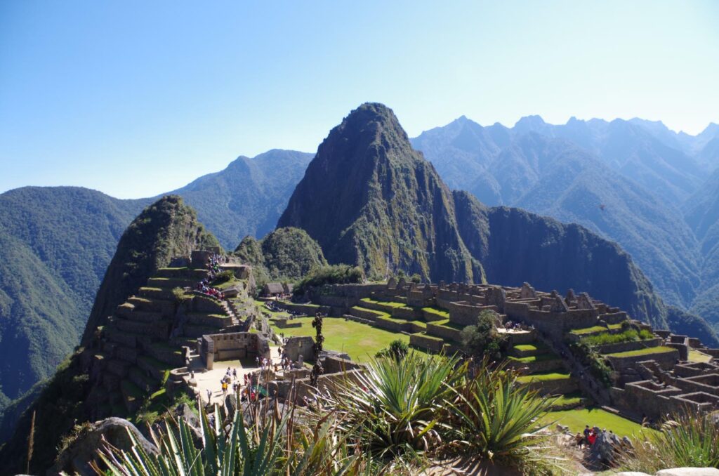 Machu Picchu, en un dia con sol, se ven gente paseando por las ruinas