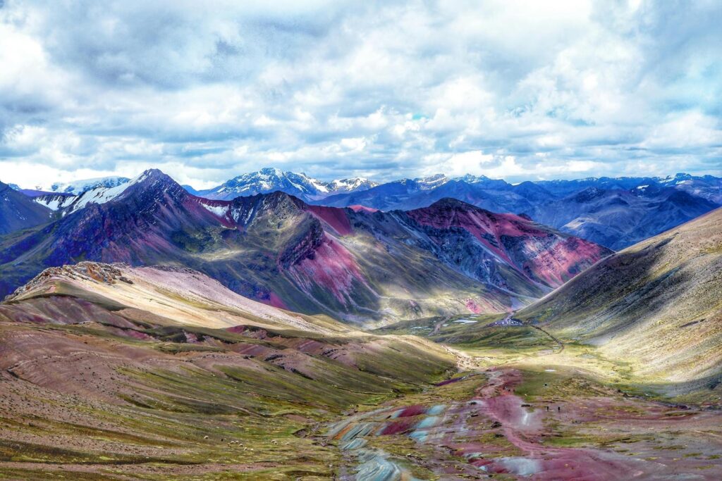 Montañas nevadas, se ven bonitas montañas con colores, es un dia nublado